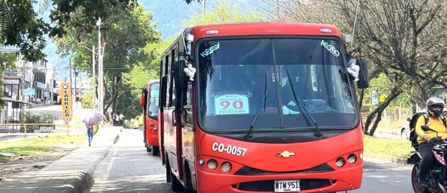 Busetas en Ibagué durante cambio de recorridos