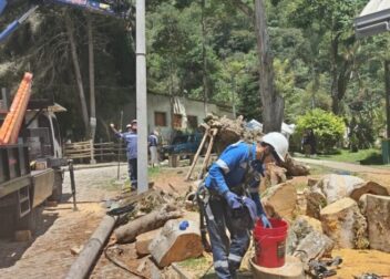 Instalación de postes y luminarias LED en el parque principal de Villa Restrepo, Ibagué