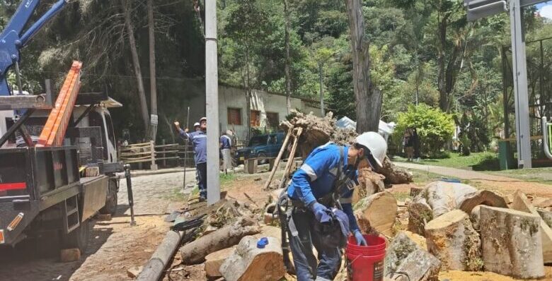 Instalación de postes y luminarias LED en el parque principal de Villa Restrepo, Ibagué
