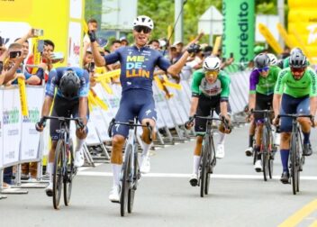 Wilmar Paredes, del Team Medellín EPM, celebra una victoria de etapa en el Clásico RCN Sistecrédito