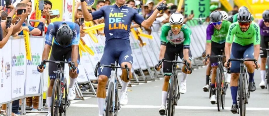 Wilmar Paredes, del Team Medellín EPM, celebra una victoria de etapa en el Clásico RCN Sistecrédito